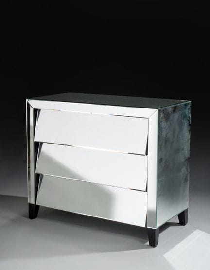 Commode en bois à décor toutes faces en fond miroi