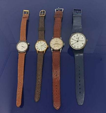 Ensemble de quatre montres bracelet, trois avec de