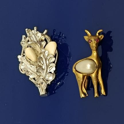 Silberne Brosche in Form eines belaubten Zweigs, a