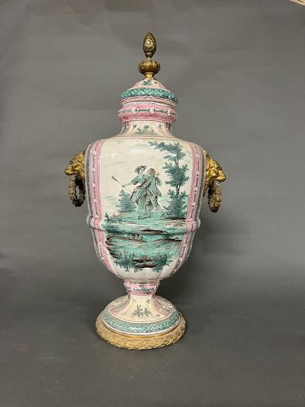 Grande vaso con coperchio a forma di balaustra in 