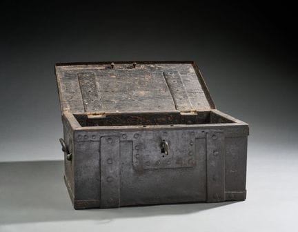 Petit coffre fort en fer forgé et âme de bois, à a
