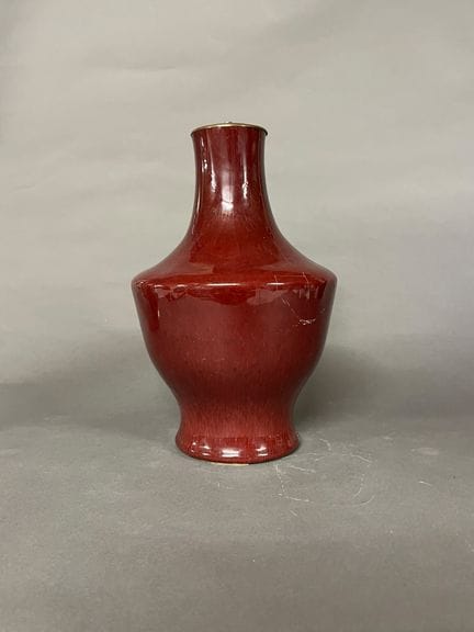 Cina.
Vaso in ceramica color sangue di bue.
Un tem