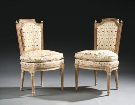 Paire de chaises à dossier cabriolet en hêtre moul