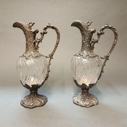 Ensemble de deux aiguières en verre (ou cristal) à