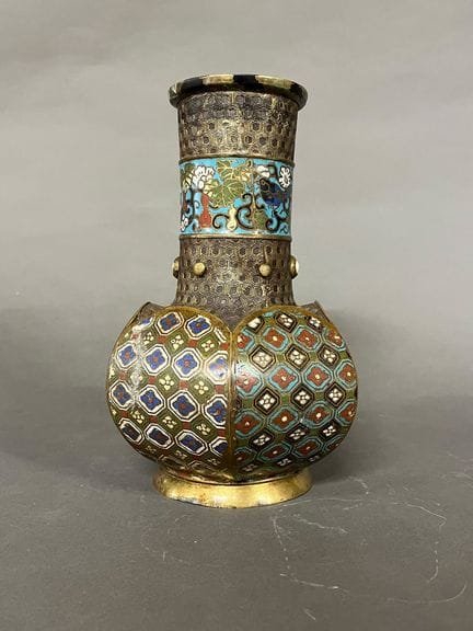 Giappone, 1900 circa. 
Vaso in lega di rame con me