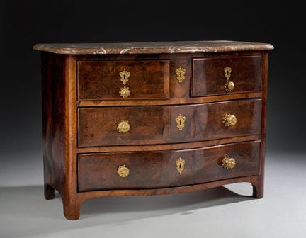 Commode de forme galbée en bois et décor en marque