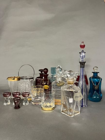 Ensemble de dix flacons ou carafes en verre ou cri