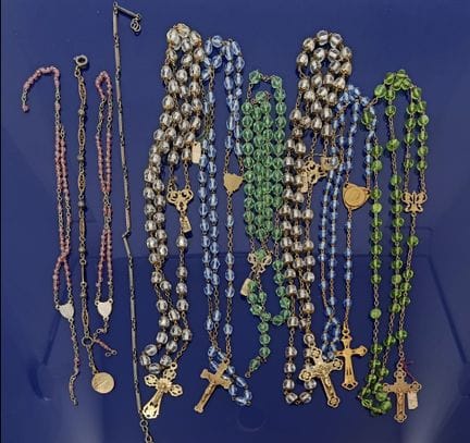 Ensemble de nombreux chapelets à monture en argent