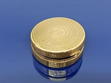 Pilulier rond en or jaune 585‰ à décor guilloché d