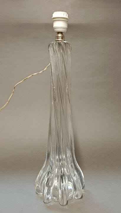 BACCARAT 
Grand pied de lampe en cristal. 
H. (san