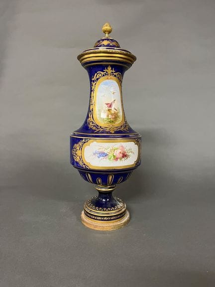 Grande vaso con coperchio in porcellana su fondo b