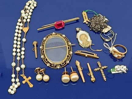 Ensemble de bijoux divers en or 18k. Il comprend c