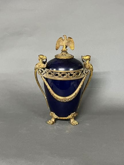 Vaso con coperchio in porcellana blu detta “di Sèv