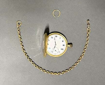 Montre en or 750‰ et chaîne, fermoir et anneau de 