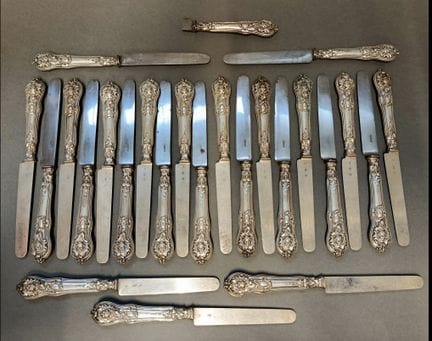 Ensemble de couteaux à manches en argent fourré. C