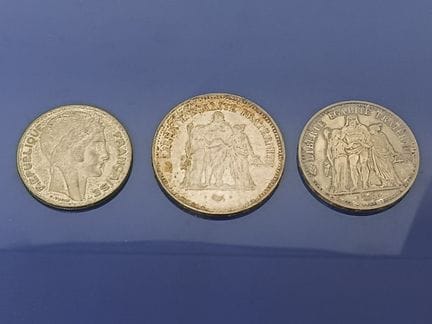 Trois pièces de Francs en argent.
Poids : 74,92 g.