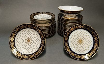 塞夫勒
“卡普雷尔”款瓷器餐具套装，包含34只盘子和一只沙拉碗。
其中有一只盘子款式不同。
（有磕碰