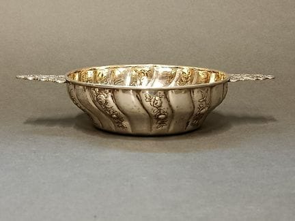 Ecuelle à oreilles en argent.
Travail de Hanau.
Po