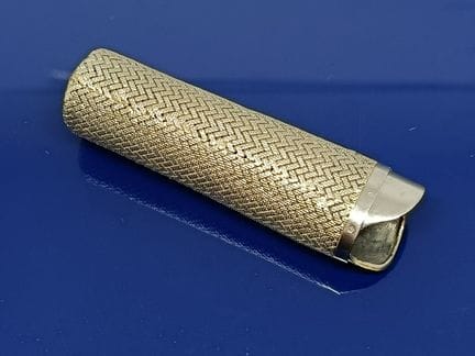 750‰ white gold lighter case featuring a braided d