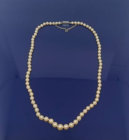 Collier en perles, fermoir en or gris 750‰ et sa c