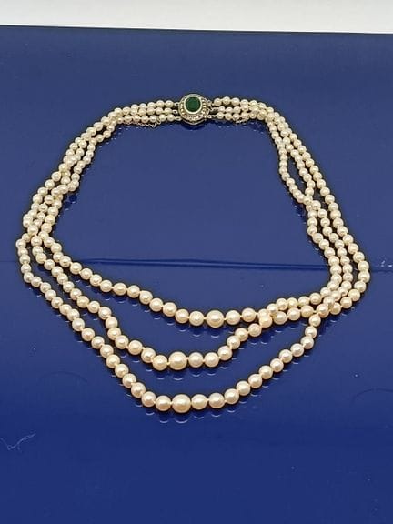 Collier de perles blanches de culture en chute à t