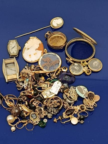 Important ensemble de débris, perles et divers. Di