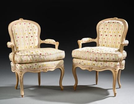 Paire de fauteuils de forme cabriolet en bois scul