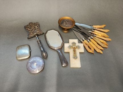 Ensemble comprenant une méngère en métal argenté, 