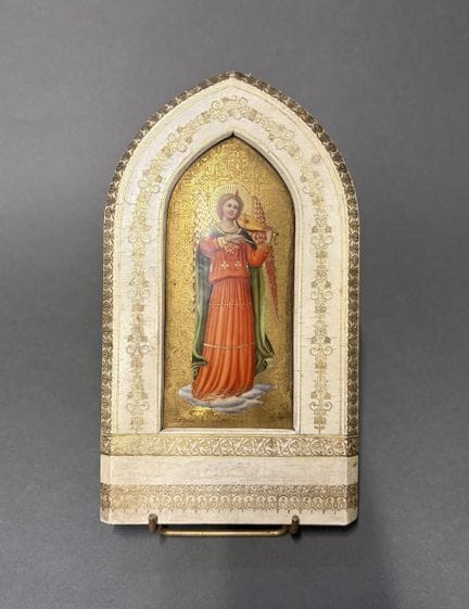 Tavola in porcellana smaltata policroma raffiguran