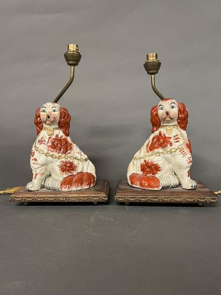 Staffordshire.
Coppia di cani in ceramica policrom