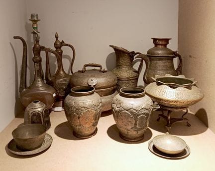 一套铜制器皿，包括萨摩瓦尔壶、花瓶、茶壶、小碗及各类器皿