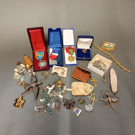 Important ensemble de bijoux et divers en métal et