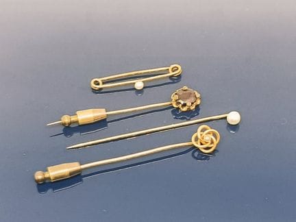 Goldset bestehend aus zwei Anstecknadeln und einer