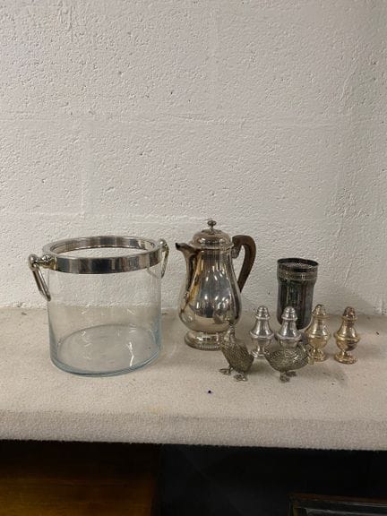 Set aus versilbertem Metall und verschiedenen Elem
