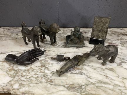 ASIEN und Sonstiges
Figurengruppe aus Bronze oder 