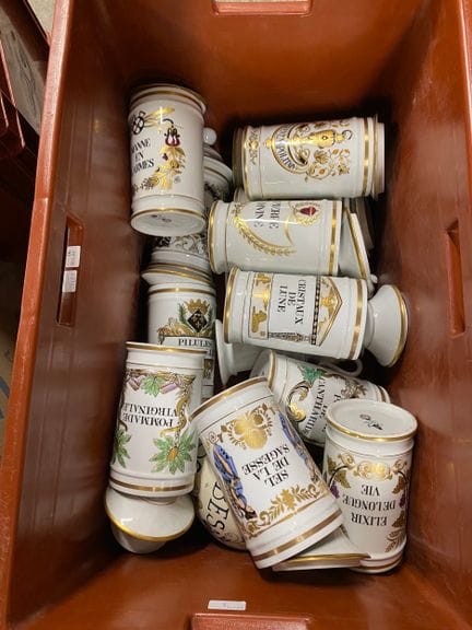 Set mit Apothekengläsern, überwiegend aus Limoges-