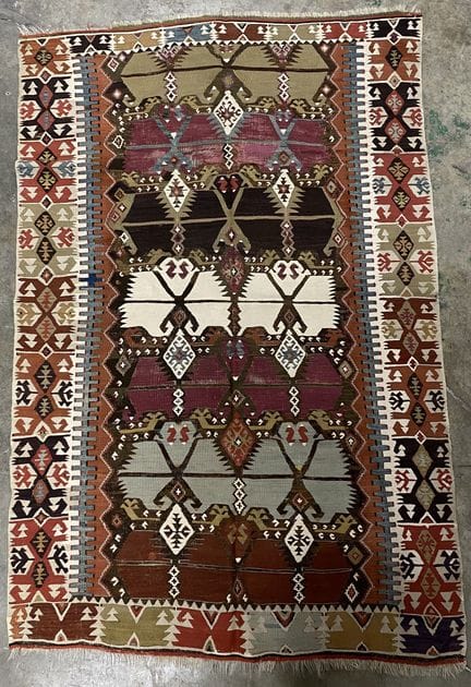 Asiatischer Wollteppich in Rot-, Braun- und Grautö