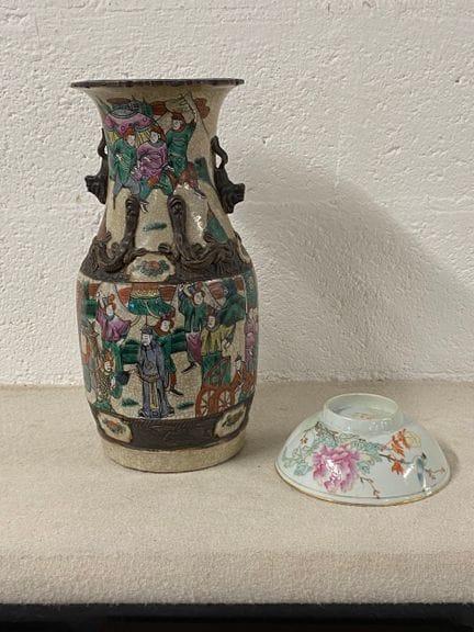 中国（南京）和日本，约1900年及20世纪。
一套由一尊花瓶和一只碗组成的多色釉瓷器（底标及器身有铭