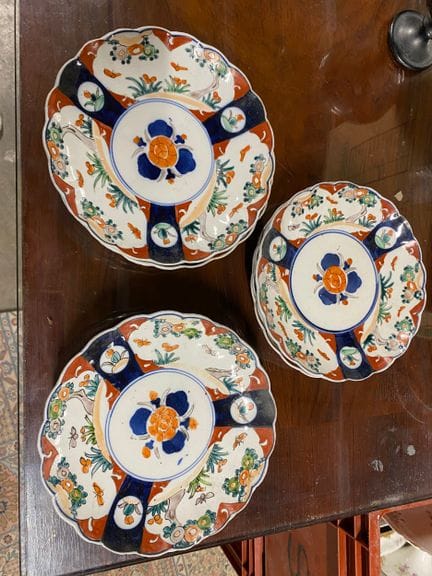 Ein Set aus elf Imari-Tellern mit Blumenmuster.