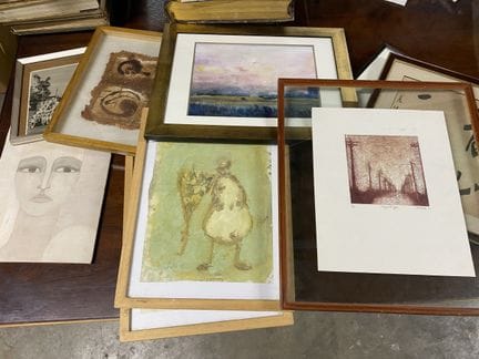 Lote de varias piezas enmarcadas.