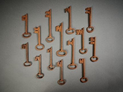 Set aus vierzehn Schlüsseln verschiedener Art aus 