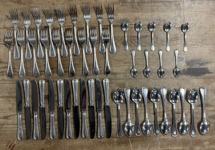 ERCUIS. 
Besteckset aus versilbertem Metall mit Pe
