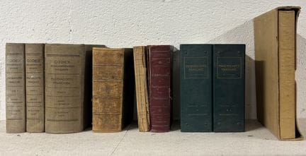 Reihe von Bänden zum Thema Pharmazie