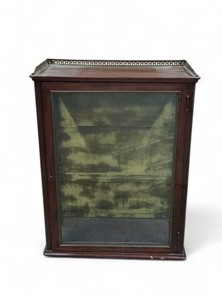 Wandvitrine aus Mahagoni, gekrönt von einer durchb