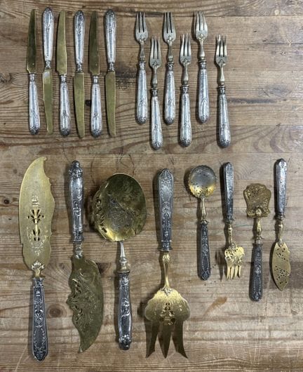 Set aus vergoldetem Metall mit Griffen aus 950‰ Si