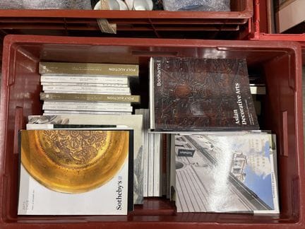 Eine Sammlung von Auktionskatalogen für asiatische