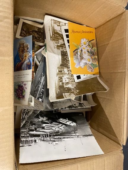 Eine Sammlung von Fotografien und verschiedenen al