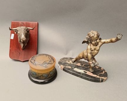 Set aus zwei Bronzeskulpturen: ein Putto und ein S
