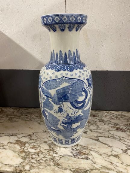 CHINA
Große Porzellanvase mit blau-weißem Dekor
20
