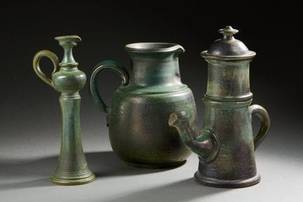 Jean MARAIS
Set aus drei grün glasierten Steingutk